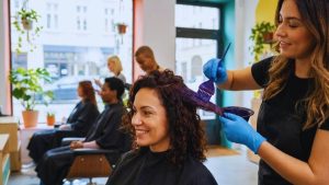 Goodbye to Hair Dyes: Natural Grey Hair Coverage Techniques Rapidly Gaining Attention